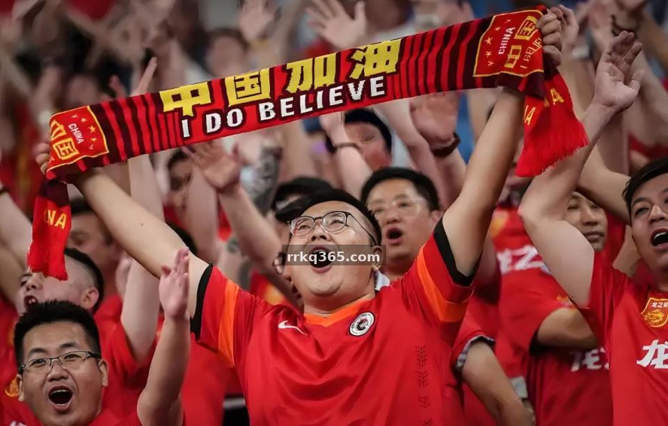 人人看球 看台文化观察：一面横幅、一首助威歌与球迷共同体的自我修养